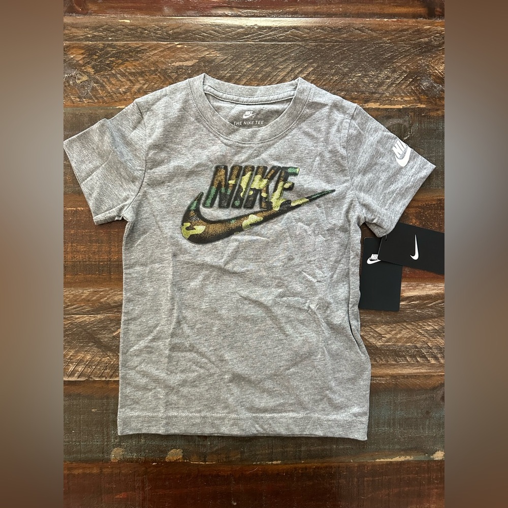 NWT The Nike Tee Boys’ 5 Carbon Heather Camo Logo Gray T-Shirt | SKU 0398